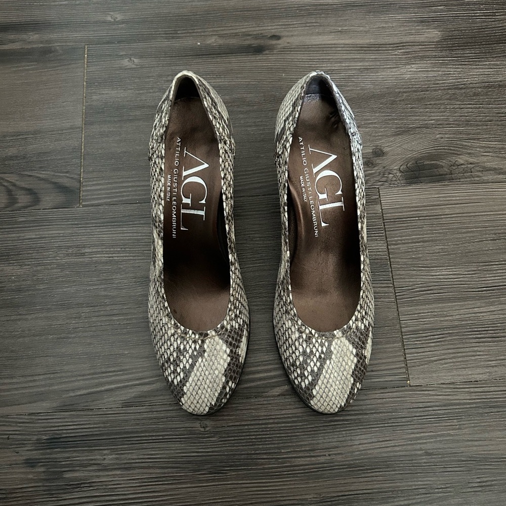 Agl Snakeskin-Print Round-Toe Pumps - Gray and Black